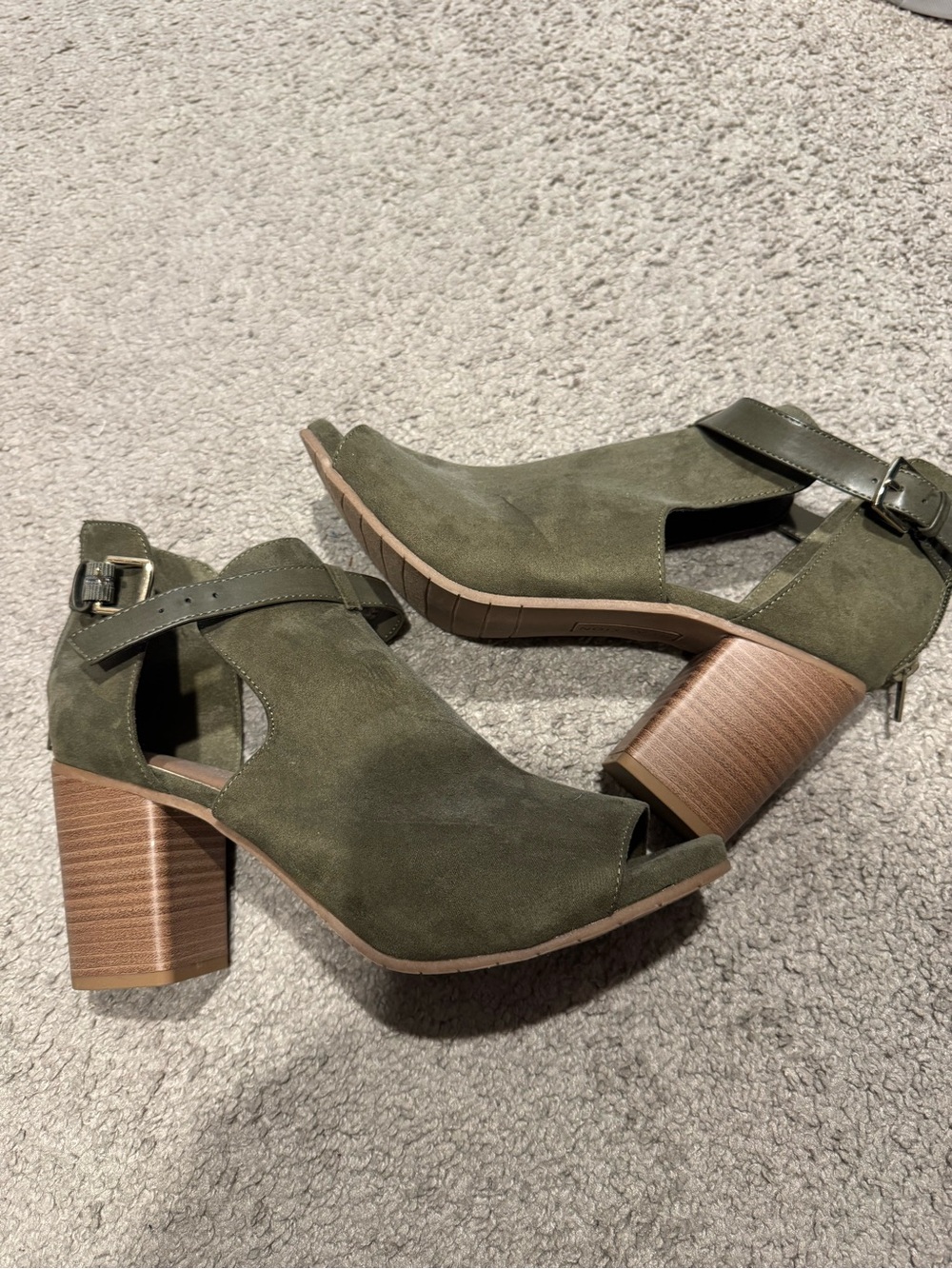 Kenneth Cole Reaction Olive Green Suede Cutout Block Heel Sandals size 10